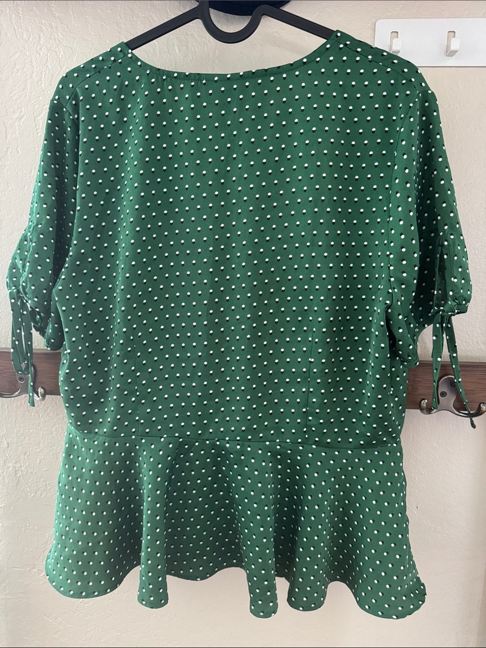 Who What Wear Green Polka Dot Peplum Blouse - Picture 4 of 5